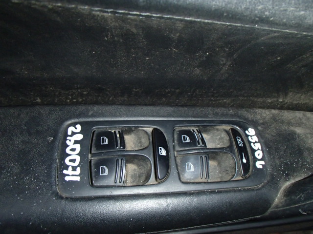 Кнопка управления стеклоподъемниками
 Porsche
 Cayenne
 2006 г.в.,
                                 двигатель: 4,5 TT бензин;