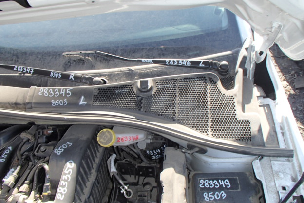 Решетка дворников
 Peugeot
 Peugeot 301
 2013 г.в.,
                                 двигатель: 1,2 бензин;