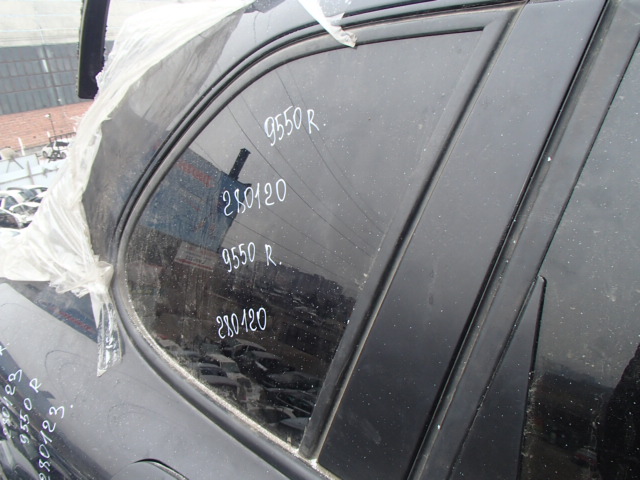 Стекло багажника правое Porsche Cayenne 2006 г.в.,
                                 двигатель: 4,5 TT бензин;