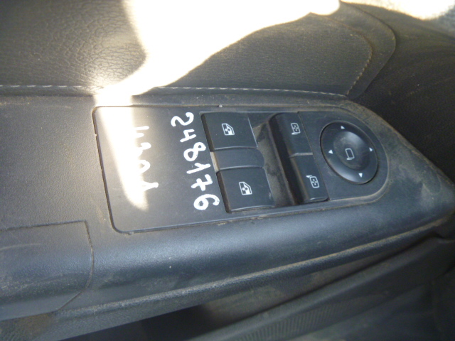 Кнопка управления стеклоподъемниками
 Opel
 Astra H
 2006 г.в.,
                                 двигатель: 1,8 бензин;