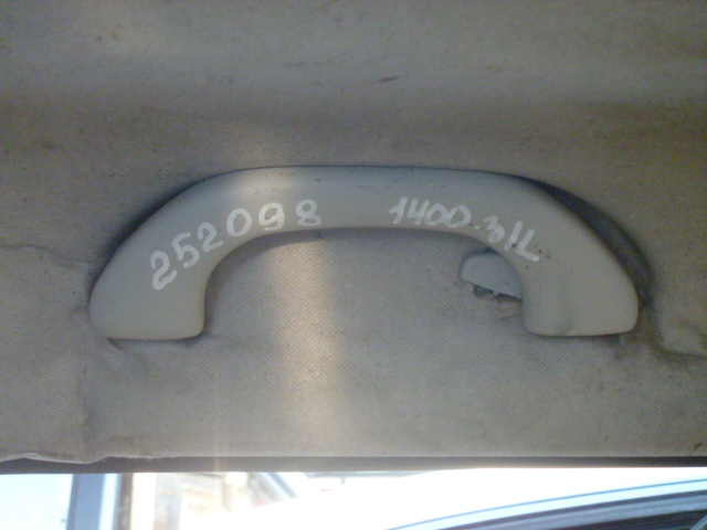 Ручка потолочная Skoda Fabia 2011 г.в.,
                                 двигатель: 1,6 бензин;