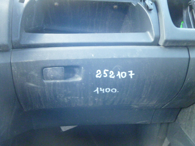 Крышка бардачка / Бардачок
 Skoda
 Fabia
 2011 г.в.,
                                 двигатель: 1,6 бензин;