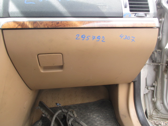 Крышка бардачка / Бардачок
 Opel
 Vectra C
 2006 г.в.,
                                 двигатель: 2,2 бензин;