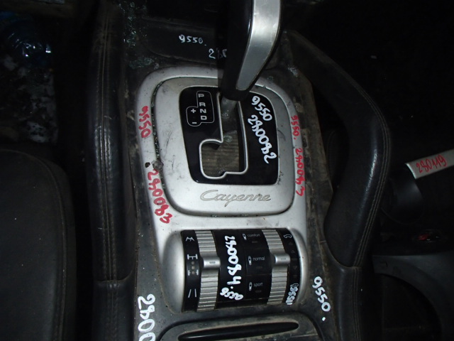 Консоль панели КПП
 Porsche
 Cayenne
 2006 г.в.,
                                 двигатель: 4,5 TT бензин;