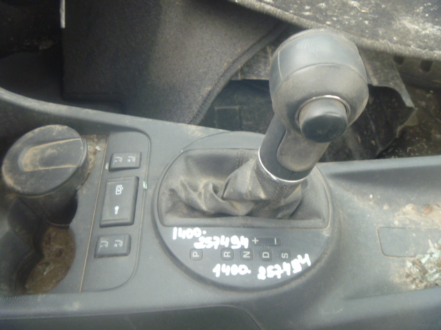 Рычаг переключения КПП / селектор / кулиса КПП Skoda Fabia 2011 г.в.,
                                 двигатель: 1,6 бензин;