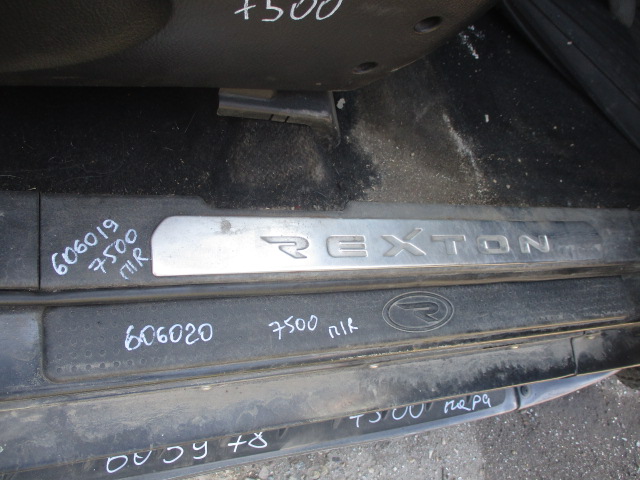Накладка порога передняя правая декоративная
 SsangYong
 Rexton
 2004 г.в.,
                                кузов: GAB; двигатель: 2,7 дизель / D27DT;